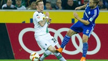Tiền vệ của Schalke đạp bóng thô bạo với đối phương
