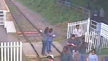 Cảnh sát Anh rùng mình vì clip 'tự sướng' trên đường sắt