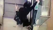 Sốc: VIDEO khoảnh khắc bé gái trượt tay rơi khỏi thang cuốn