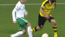 Hậu vệ của Dortmund bị ‘xỏ háng’ tới 3 lần trong 10 giây