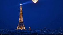 Du khách có thể gắn tên trên tháp Eiffel, biến tháp thành cây xanh chỉ với 10 USD