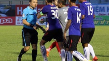 VIDEO: Trọng tài Phùng Đình Dũng bị cầu thủ Myanmar rượt đuổi