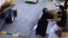 VIDEO: Thiếu nữ 'dịu dàng' bất ngờ rút dao đâm nhân viên an ninh hộ pháp