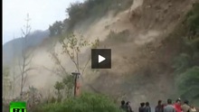 VIDEO: 'Vỡ tim' với cảnh núi lở, chôn vùi đường cao tốc