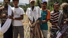 Chùm ảnh: Kinh hoàng tục đào mộ, đưa người chết đi dạo ở Indonesia