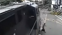 VIDEO: Rụng rời cảnh ông lão 'điếc không sợ tàu hỏa'