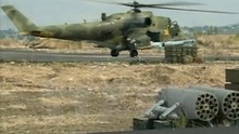 VIDEO: Rùng mình, các tay súng ung dung bắn nổ tung trực thăng Nga