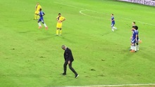 Mourinho quát tháo, bĩu môi và xếp cỏ ở trận gặp Maccabi Tel Aviv