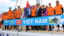 Tổng Lãnh sự Việt Nam tại Tây Úc tiếp lửa cho đội thuyền buồm Việt Nam