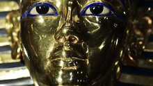 Mặt nạ vàng của vua Tutankhamun trở lại bảo tàng sau khi được gắn lại râu