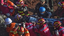 Tìm được 2 người sống sót sau 3 ngày chôn vùi trong lở đất ở Trung Quốc