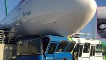 Máy bay Airbus chở 150 người húc đổ tường sân bay đè bẹp xe buýt