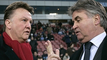 Trên ghế HLV: Hiddink tiễn đưa Van Gaal?