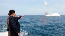 Xuất hiện video ông Kim Jong-un xem phóng tên lửa đạn đạo từ tàu ngầm