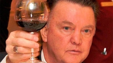 Louis van Gaal uống rượu vang để ăn mừng, và mơ cúp FA