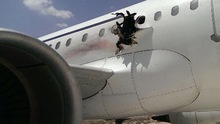 CẬN CẢNH: Máy bay Somalia bị nổ trên không trung, thủng lỗ rộng 1m