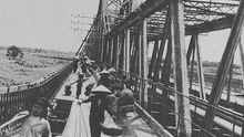 Xử phạt người đi bộ và chuyện tréo ngoe trên cầu Long Biên