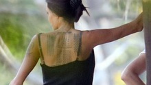 Xôn xao đồn đoán 3 hình xăm bí hiểm trên tấm lưng trần Angelina Jolie