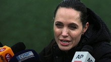 Angelina Jolie đội mưa thăm trại tị nạn ở Lebanon