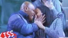 VIDEO: CĐV bất ngờ 'khóa môi' bạn gái trên khán đài Indian Wells