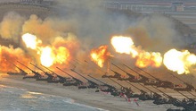 VIDEO: Ông Kim Jong Un ung dung ngắm dàn pháo binh khạc lửa, dọa 'diệt vong Mỹ, Hàn'