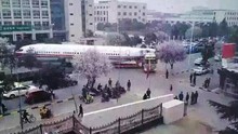 Vụ máy bay nằm chềnh ềnh giữa đường phố Trung Quốc: Công ty vận chuyển phải xin lỗi