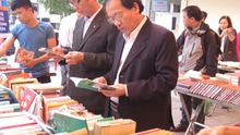 Tưng bừng hội chợ sách đầu tiên tại Huế
