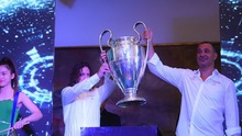 Gullit và Puyol hào hứng cùng Cup UEFA Champions League tại TP.HCM