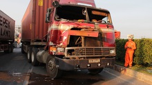 Xe chở container đứt rơ-mooc gây tai nạn chết người
