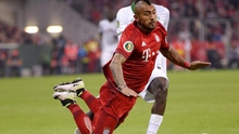 Arturo Vidal ăn vạ lộ liễu giúp Mueller chạm mốc lịch sử ở Bayern