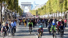 Pháp cấm ô tô trên Đại lộ Champs-Elysees để Paris 'thở'