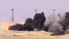 VIDEO: Nữ đặc nhiệm xinh đẹp phục kích 'thổi bay' xe bom IS