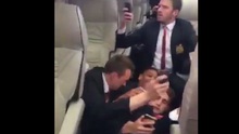 Clip cầu thủ Man United co rúm khi CĐV West Ham tấn công xe buýt