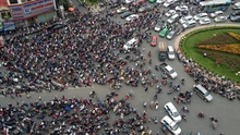 CHÙM ẢNH: Người dân TP HCM chen chúc, đội mưa chờ đón Tổng thống Obama
