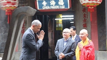 Ảnh độc: Tổng thống Obama chắp tay chào kiểu nhà Phật