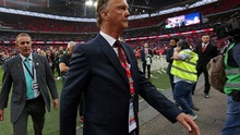 Cầu thủ Man United biết tin Van Gaal bị sa thải khi đang ăn mừng vô địch FA Cup