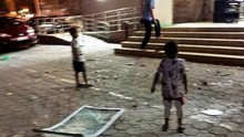 Hà Nội: Hoảng hồn vì cửa kính rơi tự do từ tầng 11 xuống đất