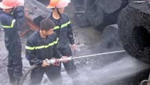 Bãi tập kết gỗ tại Vinh bị cháy lớn, lửa lan sang cả chiếc xe cẩu