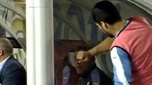 Luis Suarez ném áo, đấm vào cabin vì không được vào sân 'cứu' Uruguay