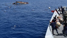Tàu chở 200 người di cư đột ngột biến mất trên biển