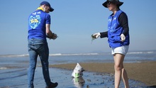 Thu Minh cùng 1.000 tình nguyện viên dọn rác biển suốt 4 tiếng