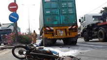 Nữ công nhân bị xe container đâm tử vong khi đang sơn đường