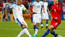 Sếp UEFA tranh thủ NGỦ GẬT ở trận hòa nhạt giữa Anh và Slovakia
