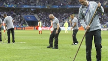 Mặt sân tệ hại ở EURO: UEFA và Pháp đổ vấy trách nhiệm