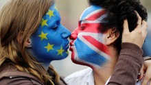 Nụ hôn cuối cùng và cuộc 'hôn nhân sóng gió' 43 năm Anh - EU