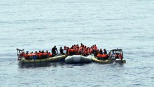 Trục vớt tàu chở 700 người tị nạn bị chìm ở Địa Trung Hải