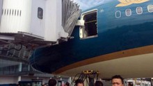 Boeing 787 Dreamliner của Vietnam Airlines bị vỡ cửa sau va chạm hi hữu