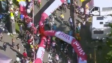 Cua rơ bị chấn thương hàng loạt vì khung quảng cáo bất ngờ đổ sập ở Tour de France