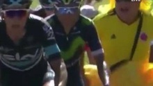 Tour de France: CĐV ăn đấm vì chạy theo xe của Chris Froome