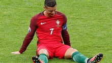 HI HỮU: Cristiano Ronaldo bị bướm đậu vào mặt ở khoảnh khắc anh nằm vật ra sân
